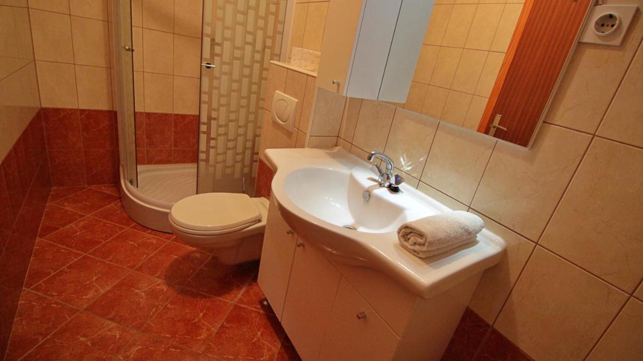 אומיס Apartments Iko מראה חיצוני תמונה