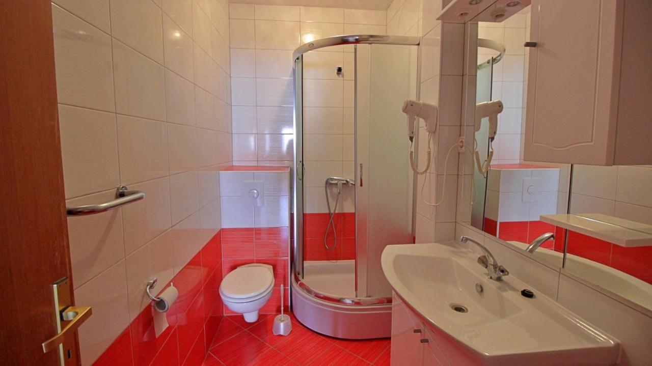 אומיס Apartments Iko מראה חיצוני תמונה